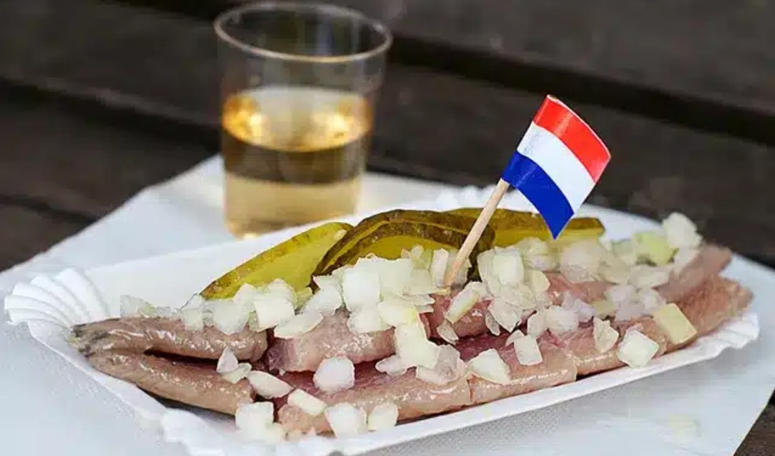 Ikan herring: ‘sashimi’ Belanda yang ditinggalkan anak muda
