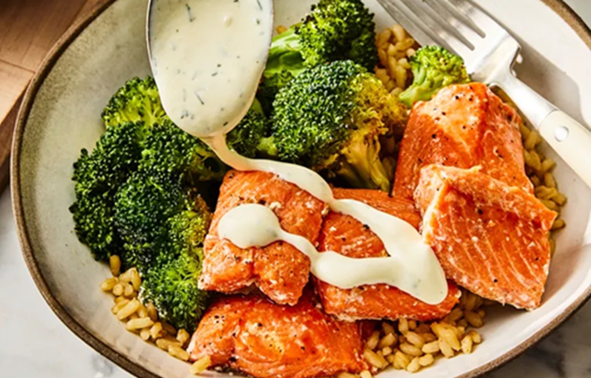 Ilustrasi lemon-garlic salmon untuk artikel Resep Lemon-Garlic Salmon & Broccoli Bowls 30 Menit