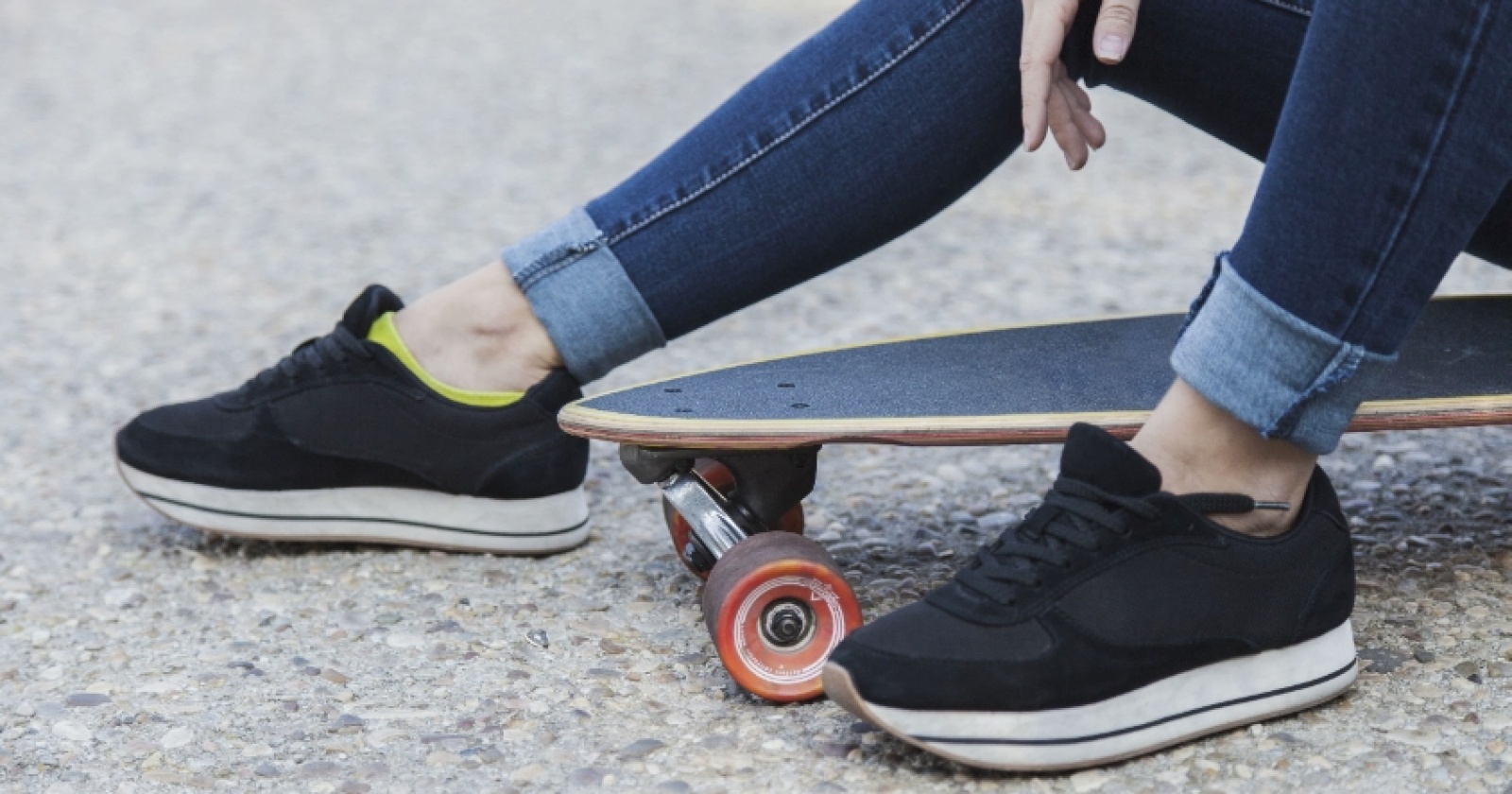 Terpopuler: Sepatu Jalan Kaki Lokal dan Produk Kecantikan Favorit