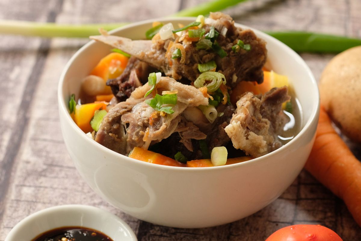 Sop Iga Berempah Kuah Bening, Gurih dan Cepat Empuk