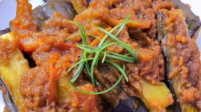 Ilustrasi balado terong untuk artikel Balado Terong Satset, Menu Rumahan Pedas dan Gurih