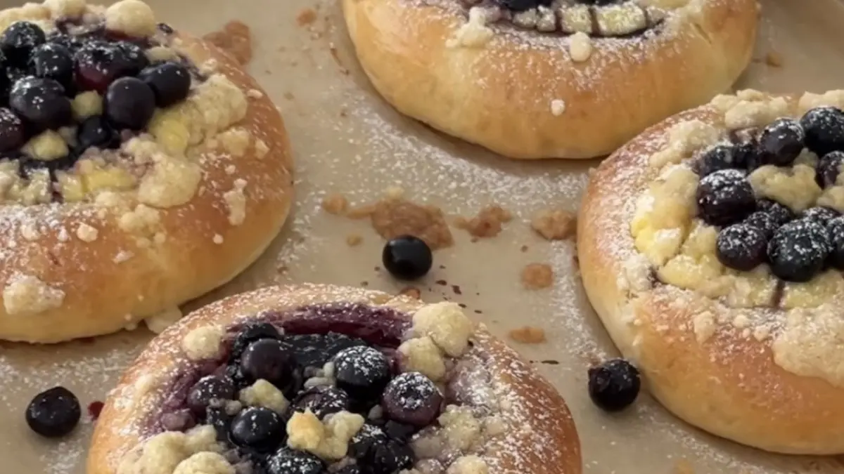 Ilustrasi blueberry brioche buns untuk artikel Resep Blueberry Brioche Buns: Roti Lembut dengan Custard
