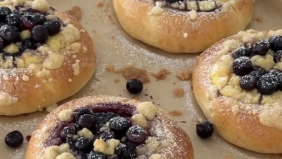 Ilustrasi blueberry brioche buns untuk artikel Blueberry Brioche Buns, Roti Brioche Lembut dengan Custard Vanila