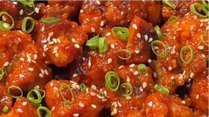 Ilustrasi crispy gochujang chicken untuk artikel Crispy Gochujang Chicken Thighs yang Wajib Dicoba