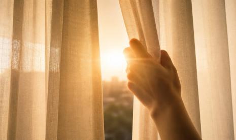Cuma 15 Menit: Manfaat Berjemur Pagi yang Sering Terlewat