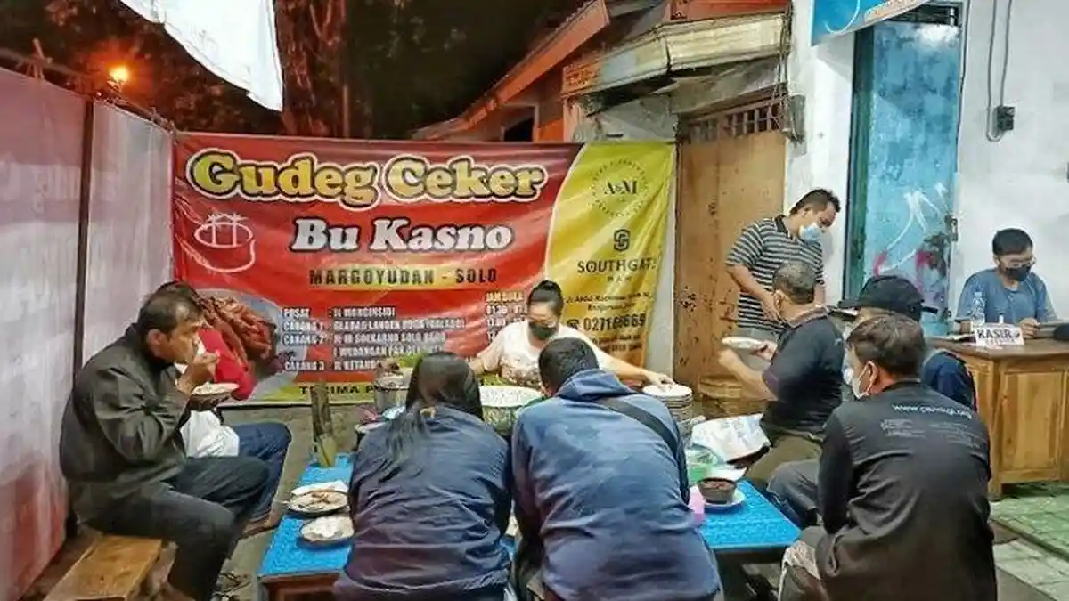Kuliner Malam Solo: 6 Tempat Favorit Ilustrasi kuliner malam solo untuk artikel Kuliner Malam Solo: 6 Favorit, dari Gudeg Ceker sampai Seafood