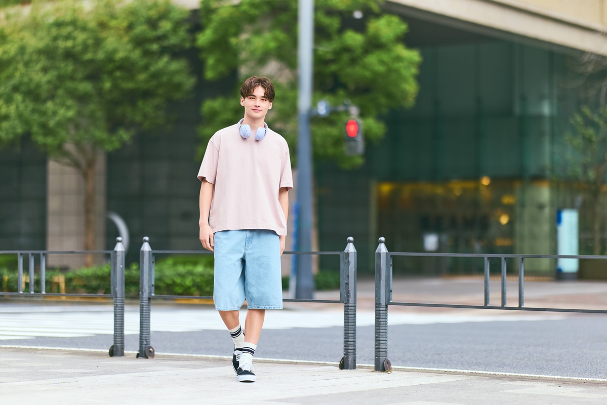 Ilustrasi styling t-shirt untuk artikel Lima Tips Styling T-shirt: dari Kasual hingga Semi Formal