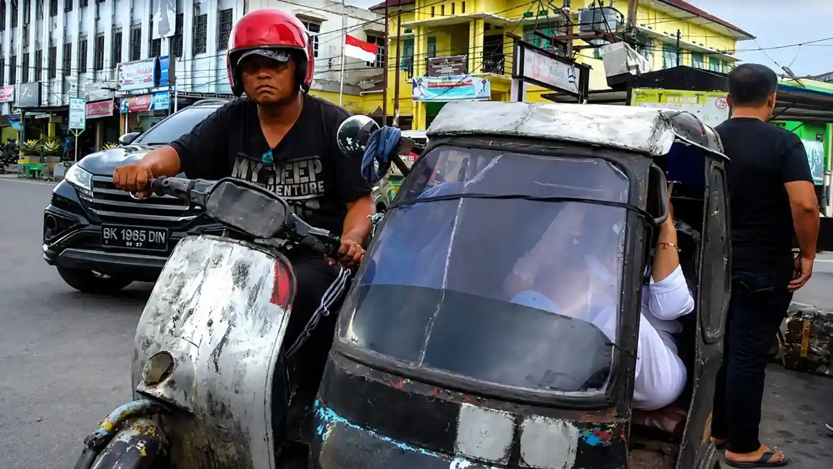 Helikopter vespa: Serunya Naik ‘Helikopter’ Vespa di Padang…