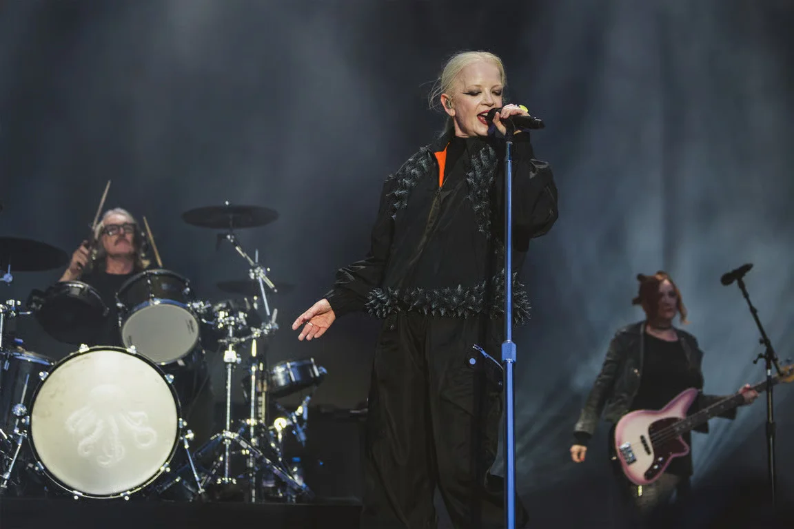 Shirley Manson Kenakan Label Fuguku Ilustrasi label fuguku untuk artikel Shirley Manson Kenakan Label Fuguku di Atas Panggung
